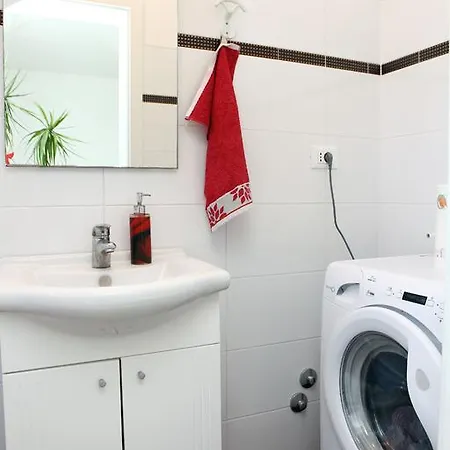 Silvana St Apartment Basanija